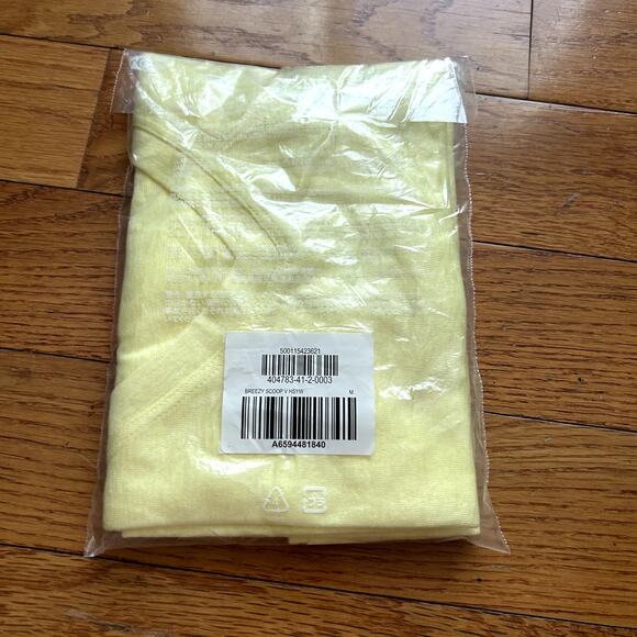 Athleta Breezy Scoop V Neck Tee Womens Size Medium Butter Yellow NWT - Picture 4 of 4
